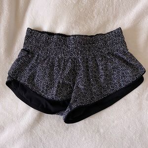 ☆RARE☆ lululemon REVERSIBLE Hotty Hot Short 2.5”